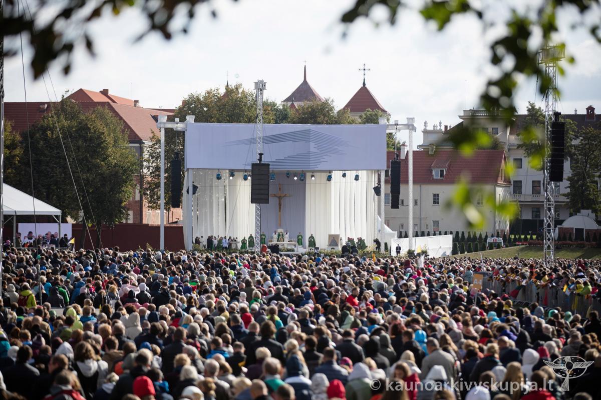 Popiežius Pranciškus Santakoje